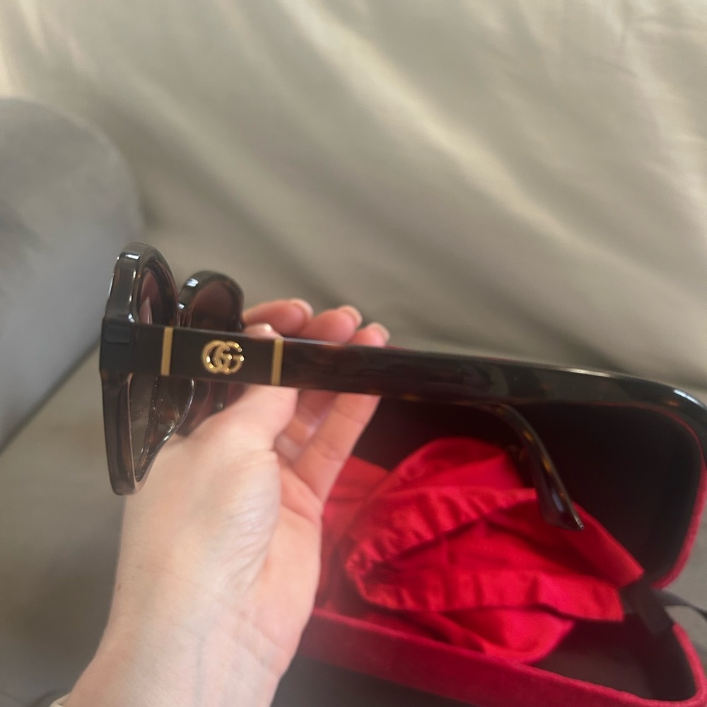 Gucci Oversized Women's Sunglasses with Red Silk Pouch and case - Picture 4 of 9